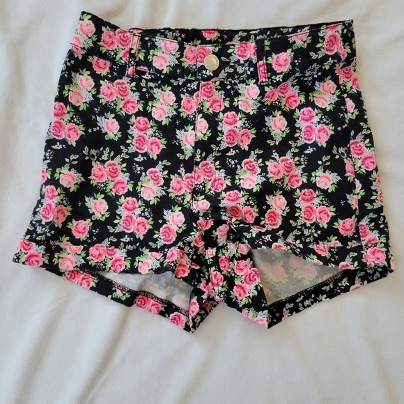 Divided H&M Black w/ pink rose print high waisted shorts Size 4 - Picture 1 of 8